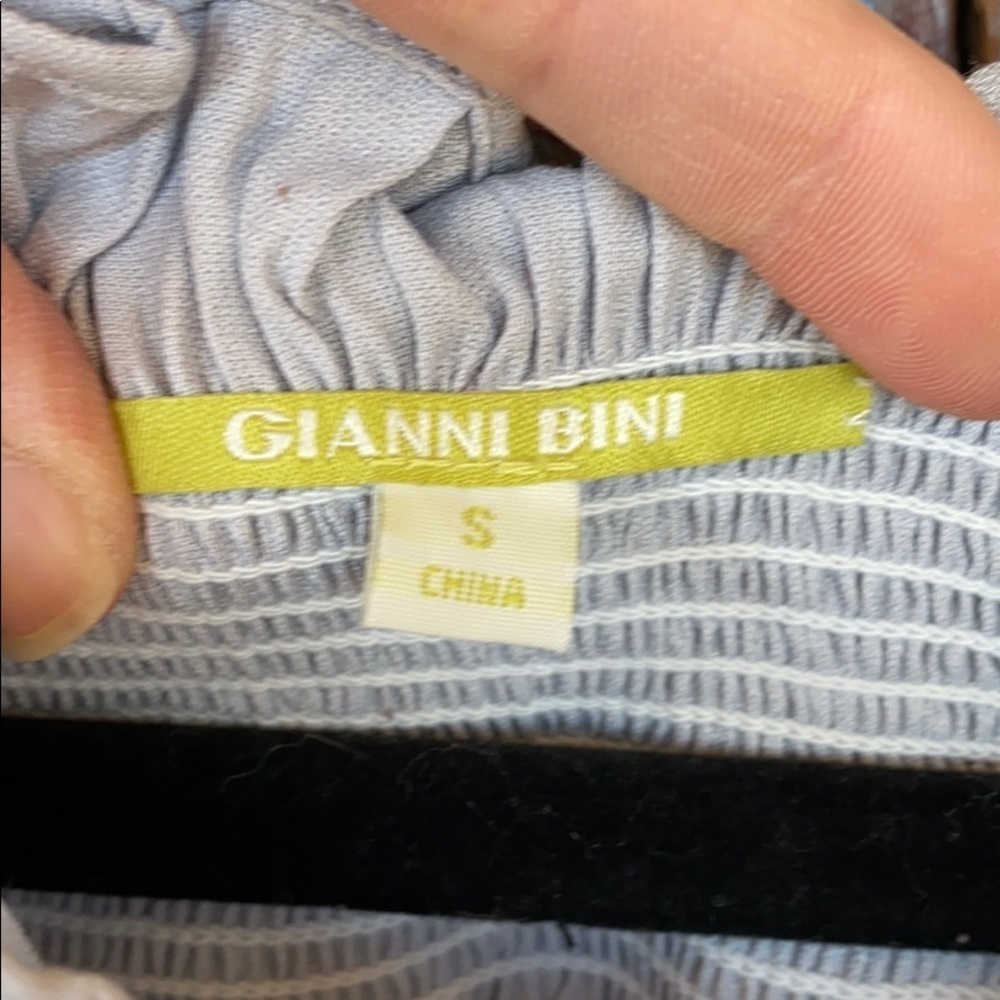 Gianni Bini Light Gray Peasant Top w/ Lace Trim - Picture 3 of 5